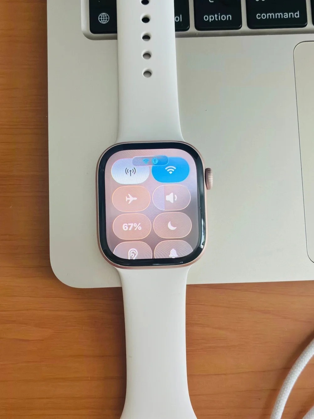 Apple smartwatch white